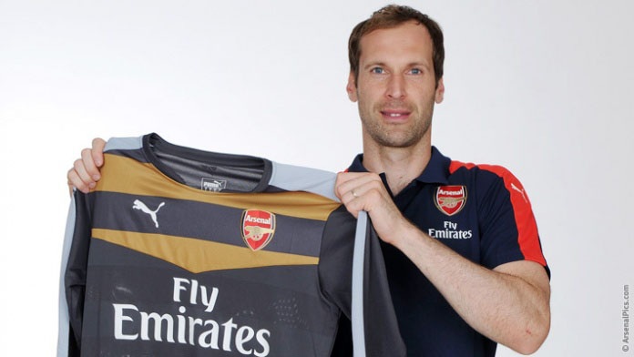 Petr Cech chính thức ra mắt Arsenal