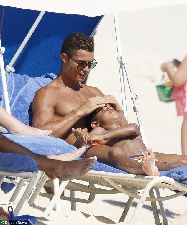 Ông bố C.Ronaldo ân cần chăm sóc quý tử - 9 H.Long