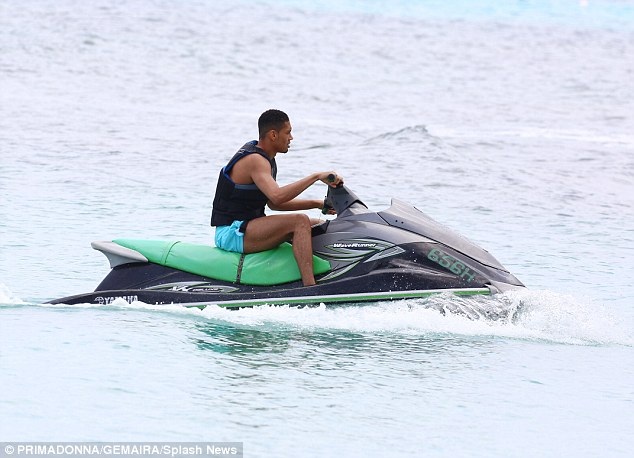 Sao MU thỏa sức bay nhảy cùng cô bồ “siêu vòng 1” - 1 Smalling thả hồ trên những bãi biển tuyệt đẹp ở Barbados