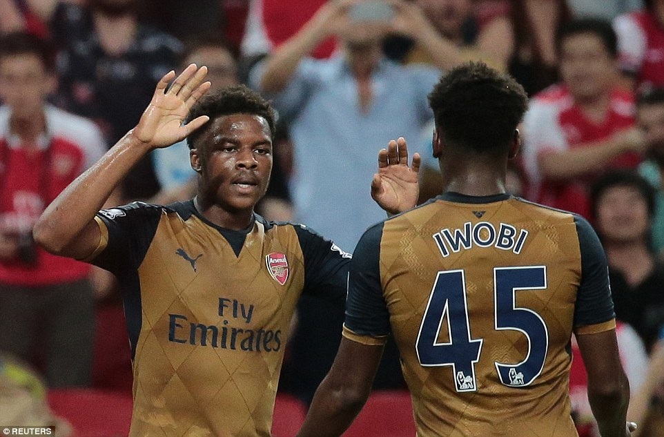 Nhân tố lạ giúp Arsenal hủy diệt Singapore - 1 Chuba Akpom (trái) tỏa sáng rực rỡ với cú hat-trick vào lưới
Singapore