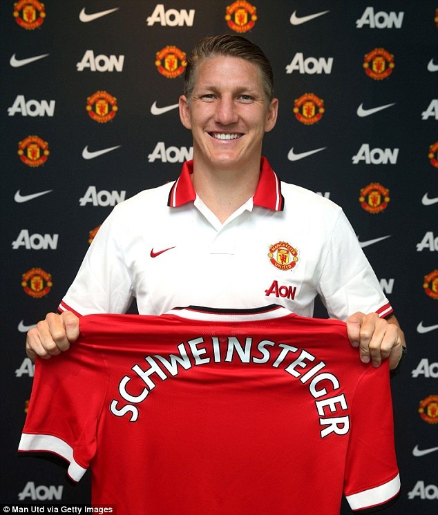 MU ra mắt cùng lúc hai “bom tấn” - 1 Schweinsteiger ra mắt MU