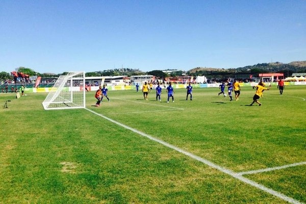 Liên bang Micronesia (áo xanh) vào lưới nhặt bóng tới 46 lần
trước Vanuatu