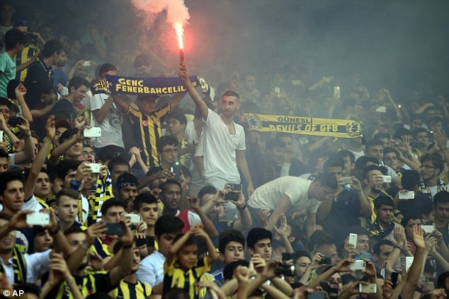 “Nổ tung cầu trường” vì sự xuất hiện của Van Persie - 3 H.Long