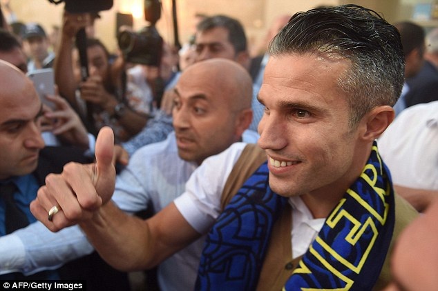 Rời MU, Van Persie gây náo loạn ở CLB mới - 3 Normal