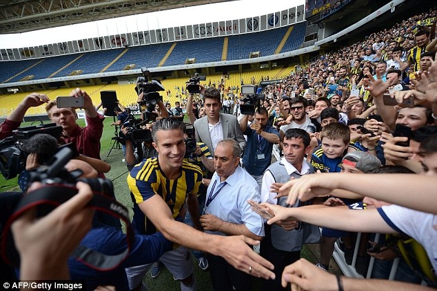 “Nổ tung cầu trường” vì sự xuất hiện của Van Persie - 6 H.Long