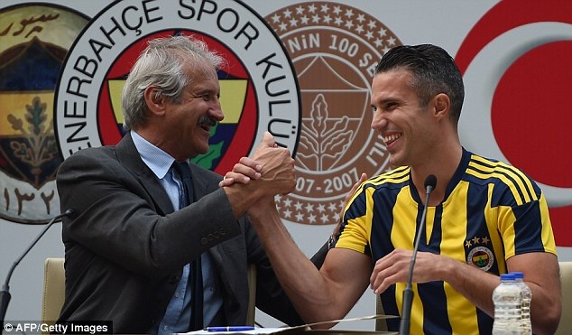 “Nổ tung cầu trường” vì sự xuất hiện của Van Persie - 8 H.Long