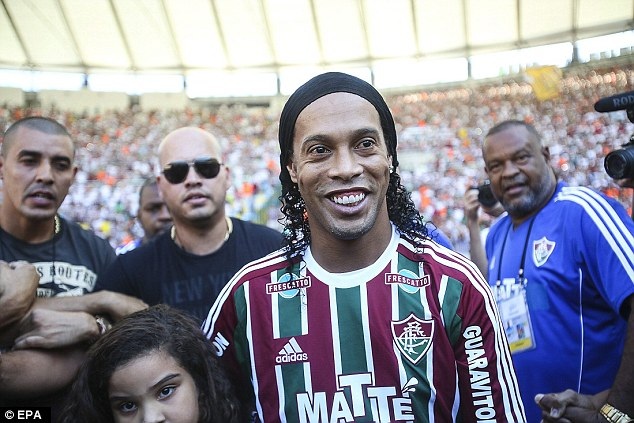 Ronaldinho được chào đón như ông hoàng ở CLB mới - 1 H.Long