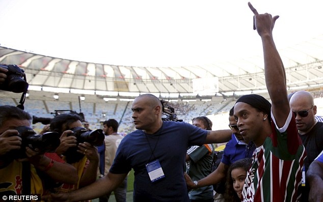 Ronaldinho được chào đón như ông hoàng ở CLB mới - 3 H.Long