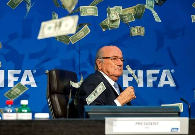 Sepp Blatter bị ném tiền vào mặt - 1 Cựu Chủ tịch FIFA, Sepp Blatter bị tiền giả vào mặt
