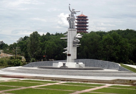 Tượng đài chiến thắng tại Ngã ba Đồng Lộc
