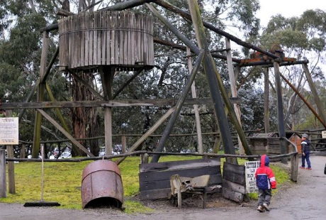 Du khách tự tay đào vàng và cảm nhận sự nguy hiểm - 2 Những cỗ máy phục vụ cho việc đào vàng. (Ảnh: Đỗ Vân/Vietnam+)