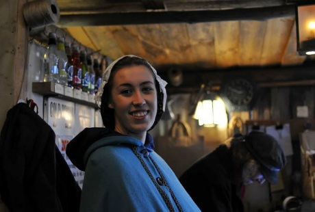 Du khách tự tay đào vàng và cảm nhận sự nguy hiểm - 3 Nụ cười của cô bán hàng phục vụ nơi đào vàng. (Ảnh: Đỗ Vân/Vietnam+)