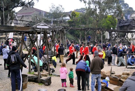 Du khách tự tay đào vàng và cảm nhận sự nguy hiểm - 6 Quân đội đi tuần ở khu đào vàng. (Ảnh: Đỗ Vân/Vietnam+)