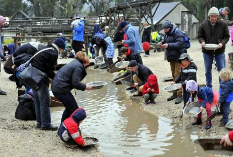 Du khách tự tay đào vàng và cảm nhận sự nguy hiểm - 7 Quân đội đi tuần ở khu đào vàng. (Ảnh: Đỗ Vân/Vietnam+)