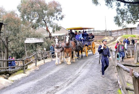 Du khách tự tay đào vàng và cảm nhận sự nguy hiểm - 8 Khung cảnh lịch sử. (Ảnh: Đỗ Vân/Vietnam+)