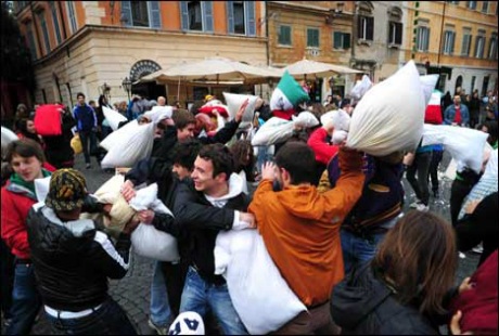 Những lễ hội chọi “độc” nhất trên thế giới - 3 International Pillow Fight Day (Ngày Chọi gối quốc tế) bắt đầu kỉ niệm từ năm 2008.