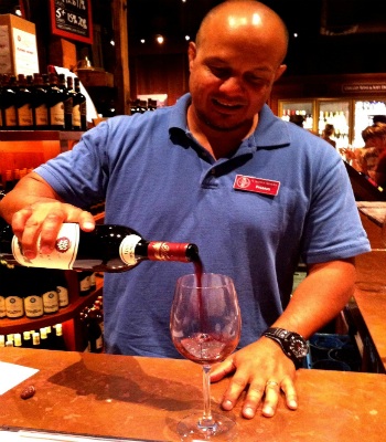 Những anh chàng phục vụ luôn nhiệt tình giới thiệu các loại rượu trong 