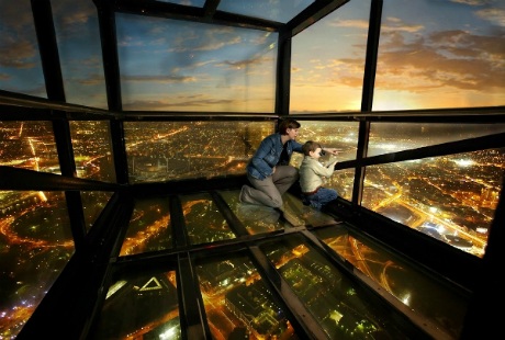 Hồ bơi trên tầng thượng tại khách sạn Marina Bay Sands ở Singapore