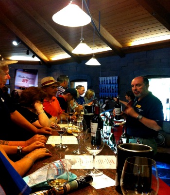  Rất đông du khách tới Napa thưởng thức rượu.