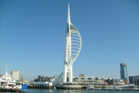 Cầu kính cao 170m ở tháp Spinnaker, Portsmouth, Anh Quốc.