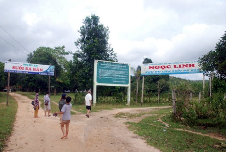 Đường dẫn vào khu du lịch suối Đá Bàn cát trắng và rất mát.