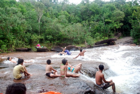 Điểm du lịch này rất đông du khách tìm đến thư giãn vào dịp cuối tuần.
