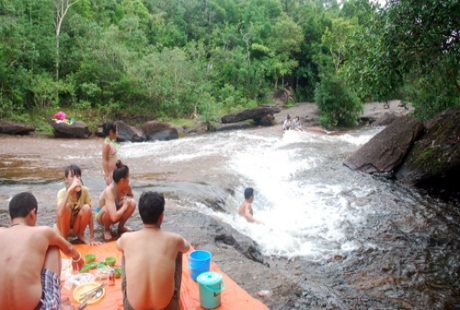 Du khách thường dừng chân ở những tảng đá bằng phẳng để vui chơi.