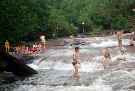 Những tảng đá lớn bằng phẳng rất thích hợp do du khách đi cắm trại, bày thức ăn, nước uống.