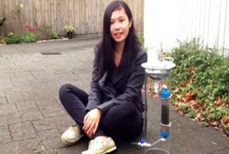 Cô gái Việt thi sáng tạo khoa học kỹ thuật của Google - 1 Cynthia Sin Nga Lam với thiết bị phát minh của mình.