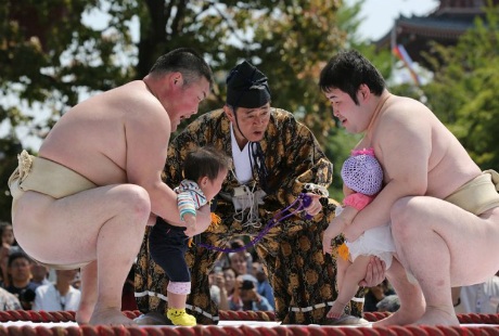 Bật cười trước lễ hội Sumo dọa trẻ con khóc ở Nhật Bản - 1 Bật cười trước lễ hội Sumo dọa trẻ con khóc ở Nhật Bản