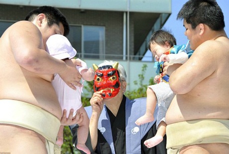 Bật cười trước lễ hội Sumo dọa trẻ con khóc ở Nhật Bản - 2 Bật cười trước lễ hội Sumo dọa trẻ con khóc ở Nhật Bản