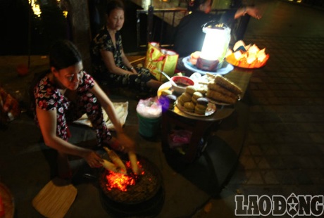 Hội An và những món ăn vặt “khó cưỡng” - 4 Bắp ngô nướng, một món ăn mang đậm chất Hội An khi bắp tươi được trồng ngay bên bãi bồi
