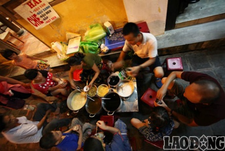 Hội An và những món ăn vặt “khó cưỡng” - 6 Du khách thích thú với món chè ngay trên vỉa hè các con phố cổ