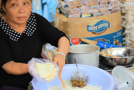 Hội An và những món ăn vặt “khó cưỡng” - 9 Bánh sắn với hành phi, cơm dừa bào sợi và muối đậu khiến du khách khó từ chối món quà quê