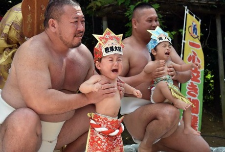 Bật cười trước lễ hội Sumo dọa trẻ con khóc ở Nhật Bản - 3 Bật cười trước lễ hội Sumo dọa trẻ con khóc ở Nhật Bản