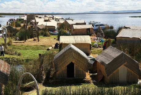 Ấn tượng với ngôi làng nổi kết bằng... lau sậy