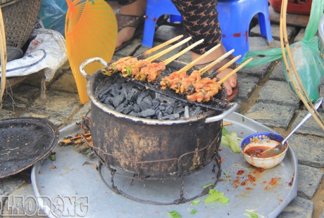 Hội An và những món ăn vặt “khó cưỡng” - 18 Thịt xiên nướng thơm lừng