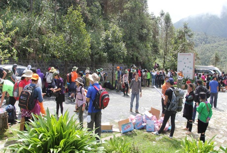 7 giờ đã rất đông du khách tập trung tại Vườn Quốc Gia Hoàng Liên đăng ký để leo núi.