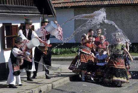 Vui nhộn lễ hội dội nước vào phụ nữ ở Hungary