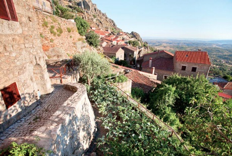 Vẻ đẹp ngôi làng “cổ kẹp trong đá” - 1 Minh Anh