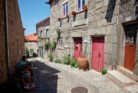 Vẻ đẹp ngôi làng “cổ kẹp trong đá” - 9 Minh Anh