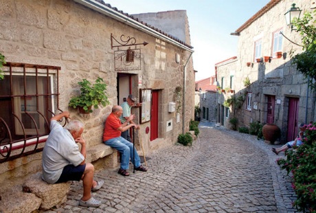 Vẻ đẹp ngôi làng “cổ kẹp trong đá” - 10 Minh Anh