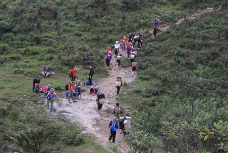 Từng tốp cứ nối tiếp lên trên đỉnh.