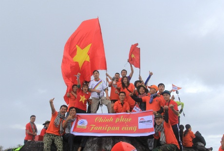 Niềm vui vỡ òa khi chinh phục đỉnh Phan Si Păng