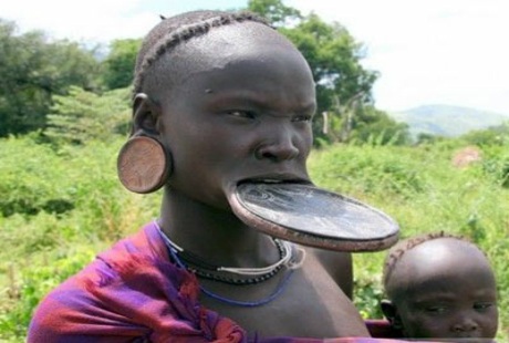 Kỳ quái tục lệ đeo đĩa môi ở bộ tộc châu Phi - 2 Kỳ quái tục lệ đeo đĩa môi ở bộ tộc châu Phi