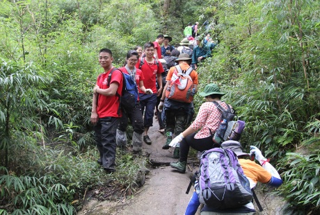 Đường chinh phục Phan Si Păng mùa này không mưa và cũng không quá lạnh.