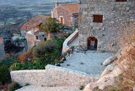 Vẻ đẹp ngôi làng “cổ kẹp trong đá” - 2 Minh Anh