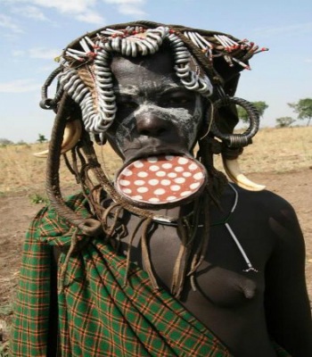 Kỳ quái tục lệ đeo đĩa môi ở bộ tộc châu Phi - 3 Minh Anh