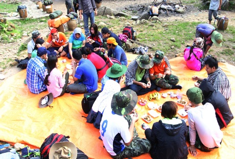 Đến 13 giờ nghỉ ăn cơm tại độ cao 2200 mét.