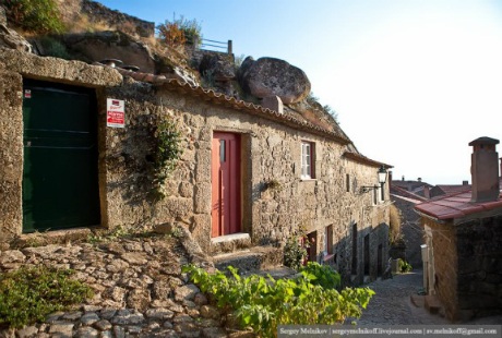 Vẻ đẹp ngôi làng “cổ kẹp trong đá” - 6 Minh Anh